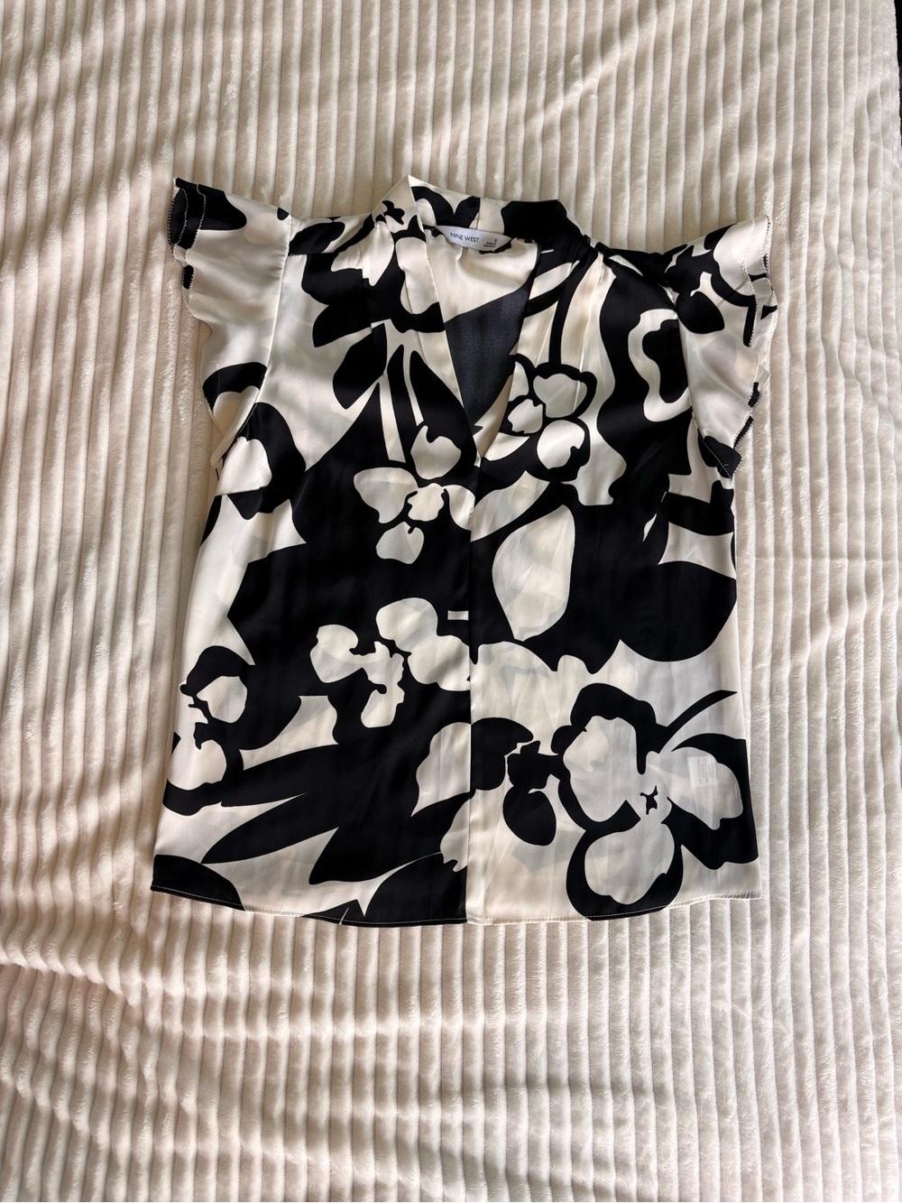 Nine West Black & White Floral Flutter Sleeve Blouse Business Size S